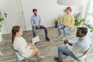 Psychologe bespricht sich mit einem Mann in einer Gruppentherapie - OSF00553