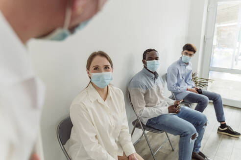 Patienten mit Gesichtsmasken warten in der Klinik - OSF00565