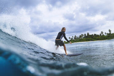 Mann genießt das Surfen im Meer - KNTF06765