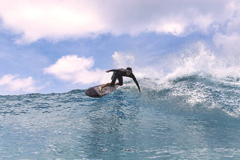 Mann mit Surfen im Meer im Urlaub - KNTF06769