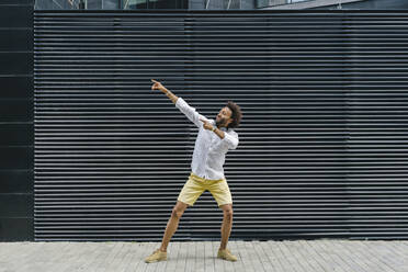 Mann tanzt vor einer Wand - SEAF01147