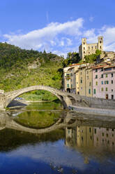 Italien, Ligurien, Dolceacqua, Ponte Vecchio Bogenbrücke über den Fluss Nervia - LBF03643