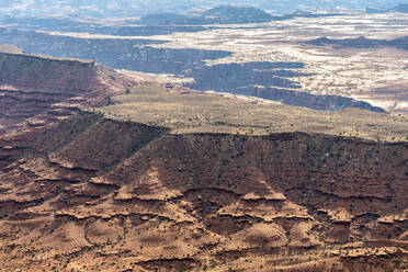 Von oben atemberaubende Landschaft mit Felsformationen im Hochland des Canyonlands National Park, Utah in den USA - ADSF36065