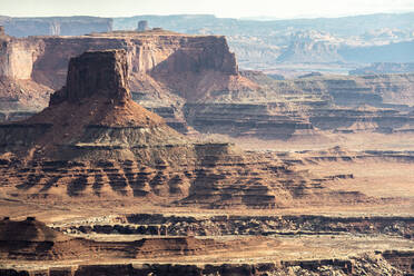 Von oben atemberaubende Landschaft mit Felsformationen im Hochland des Canyonlands National Park, Utah in den USA - ADSF36067