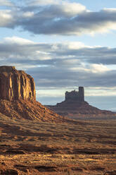 Atemberaubende Landschaft von Butte-Felsformationen im Hochland von Monument Valley Navajo Tribal Park, Utah Arizona in USA - ADSF36088