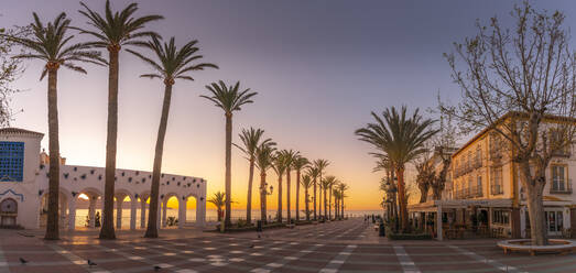 Blick auf die Plaza Balcon De Europa bei Sonnenaufgang in Nerja, Costa del Sol, Provinz Malaga, Andalusien, Spanien, Mittelmeer, Europa - RHPLF22536