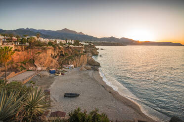 Blick auf den Strand Playa de Calahonda und die Küstenlinie bei Sonnenaufgang in Nerja, Costa del Sol, Provinz Malaga, Andalusien, Spanien, Mittelmeer, Europa - RHPLF22537