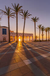 Blick auf die Plaza Balcon De Europa bei Sonnenaufgang in Nerja, Costa del Sol, Provinz Malaga, Andalusien, Spanien, Mittelmeer, Europa - RHPLF22538