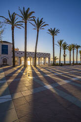 Blick auf die Plaza Balcon De Europa bei Sonnenaufgang in Nerja, Costa del Sol, Provinz Malaga, Andalusien, Spanien, Mittelmeer, Europa - RHPLF22539