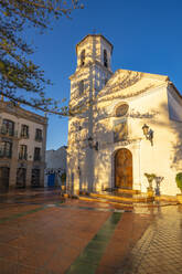 Blick auf die Kirche Iglesia de El Salvador bei Sonnenaufgang in Nerja, Costa del Sol, Provinz Malaga, Andalusien, Spanien, Mittelmeer, Europa - RHPLF22541