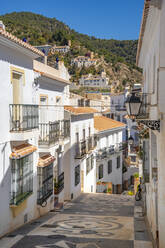 Blick auf weiß getünchte Häuser und Berge im Hintergrund, Frigiliana, Provinz Malaga, Andalusien, Spanien, Mittelmeer, Europa - RHPLF22542