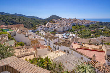 Panoramablick auf weiß getünchte Häuser, Dächer und das Mittelmeer, Frigiliana, Provinz Malaga, Andalusien, Spanien, Mittelmeer, Europa - RHPLF22543