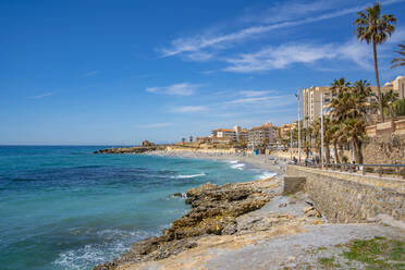 Blick auf Strand, Hotels und Küste bei Nerja, Nerja, Provinz Malaga, Andalusien, Spanien, Mittelmeer, Europa - RHPLF22544