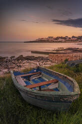 Blick auf Playa Punta Prima und Ruderboot in der Abenddämmerung, Punta Prima, Menorca, Balearische Inseln, Spanien, Mittelmeer, Europa - RHPLF22546