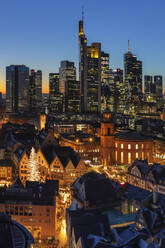 Blick vom Kaiserdom St. Bartholomäus über den Römerberg auf die Paulskirche und die Skyline von Frankfurt am Main, Hessen, Deutschland, Europa - RHPLF22562