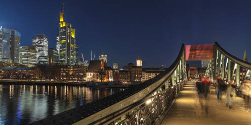 Blick von der Eiserner Steg Brücke über den Main auf die Skyline von Frankfurt am Main, Hessen, Deutschland, Europa - RHPLF22564