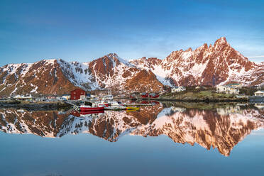 Berge spiegeln sich im kalten Meer bei Sonnenaufgang, Ballstad, Vestvagoy, Lofoten-Inseln, Norwegen, Skandinavien, Europa - RHPLF22570