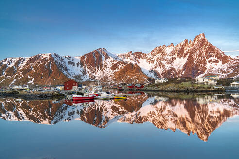 Berge spiegeln sich im kalten Meer bei Sonnenaufgang, Ballstad, Vestvagoy, Lofoten-Inseln, Norwegen, Skandinavien, Europa - RHPLF22570