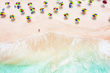 Luftaufnahme einer Frau beim Sonnenbaden an einem tropischen Strand, Antigua, Westindien, Karibik, Mittelamerika - RHPLF22580