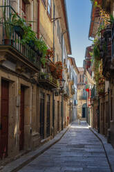 Historische Straße in Guimaraes, UNESCO-Weltkulturerbe, Norte, Portugal, Europa - RHPLF22586