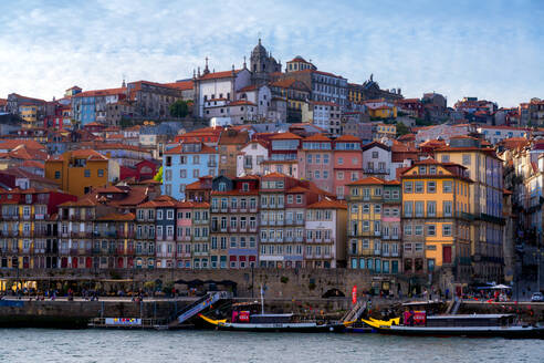 Blick über den Fluss Douro auf den Stadtteil Ribeira in Porto, UNESCO-Weltkulturerbe, Porto, Portugal, Europa - RHPLF22593
