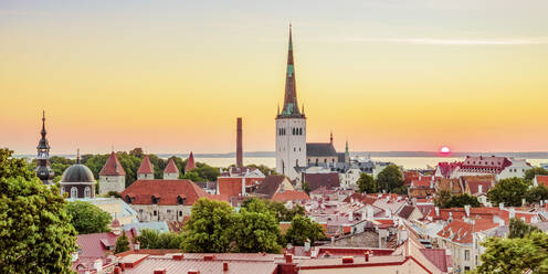 Blick über die Altstadt auf die St. Olafs-Kirche bei Sonnenaufgang, UNESCO-Weltkulturerbe, Tallinn, Estland, Europa - RHPLF22594