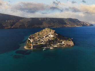 Drohnenaufnahme von Spinalonga, verlassene Leprakolonie mit Befestigungsanlagen, heute eine Touristenattraktion, Kreta, Griechische Inseln, Griechenland, Europa - RHPLF22607