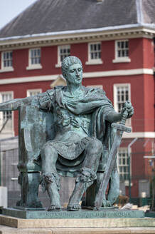 Statue von Konstantin dem Großen, dem ersten römischen Kaiser, der zum Christentum konvertierte, York Minster, Stadt York, North Yorkshire, England, Vereinigtes Königreich, Europa - RHPLF22614