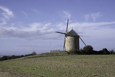 Windmühle auf einer Anhöhe mit dem Mont Saint Michel im Hintergrund, Normandie, Frankreich, Europa - RHPLF22622