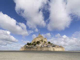 Mont Saint Michel, UNESCO-Weltkulturerbe, bei Ebbe und blauem Himmel mit Wolken, Normandie, Frankreich, Europa - RHPLF22623