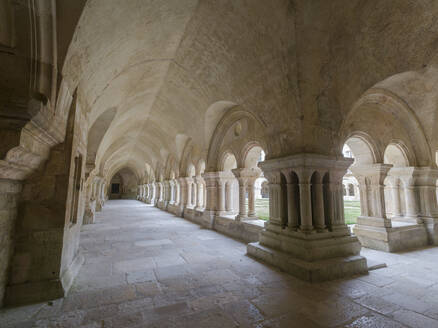 Langer Korridor des Kreuzgangs der Abtei von Fontenay, UNESCO-Weltkulturerbe, Marmagne, Cote-d'Or, Frankreich, Europa - RHPLF22625