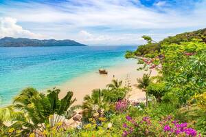 Auslegerboot durch die Vegetation am Strand von Nosy Komba, Nordwest-Madagaskar, Indischer Ozean, Afrika - RHPLF22632