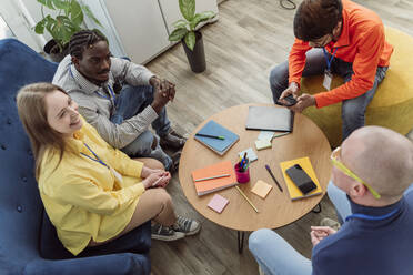 Geschäftskollegen, die im Büro diskutieren - OSF00605