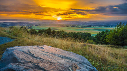 Blick auf eine Berglandschaft bei Sonnenuntergang, Mensfelder Kopf, Hessen, Deutschland - MHF00625