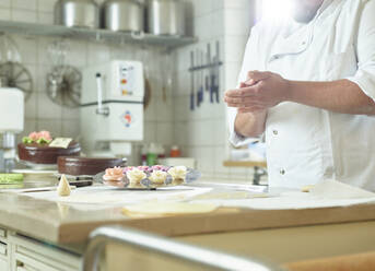 Konditorin bereitet Marzipan in der Küche vor - CVF02065