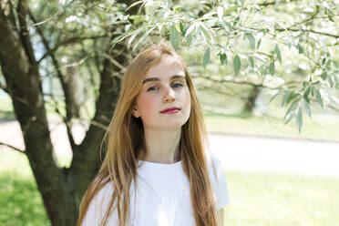 Teenager-Mädchen mit blondem Haar im Park - LLUF00839