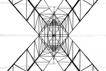 Von unten schwarz und weiß Nahaufnahme von Energie Turm Schaffung abstrakter Hintergrund geometrischen Formen - ADSF36099