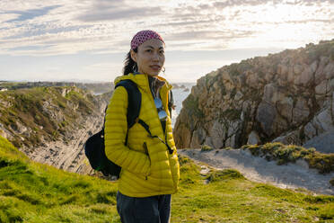 Asiatisches Mädchen wandern entlang der Küste im Frühling während des Sonnenuntergangs - ADSF36118