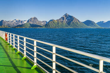 Norwegen, Nordland, Küstenlinie der Insel Austvagoy von der Fähre aus gesehen - STSF03367