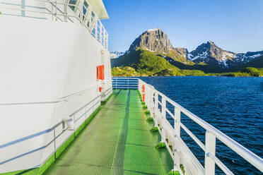 Norwegen, Nordland, Küstenlinie der Insel Austvagoy von der Fähre aus gesehen - STSF03369