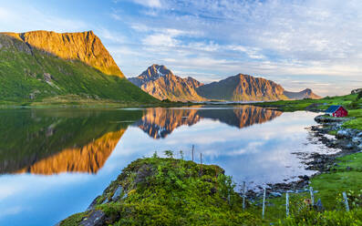 Norwegen, Nordland, Küstenlinie der Insel Vestvagoya - STSF03386