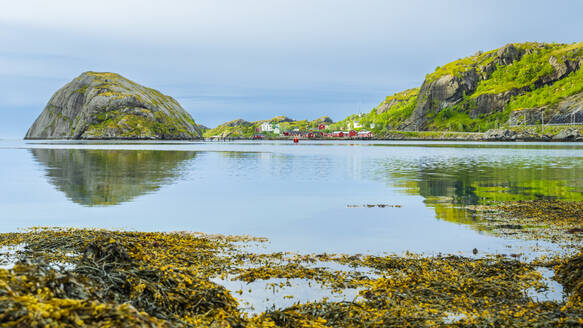 Norwegen, Nordland, Nusfjord, Küstenlinie der Insel Flakstadoya mit kleinem Fischerdorf im Hintergrund - STSF03388