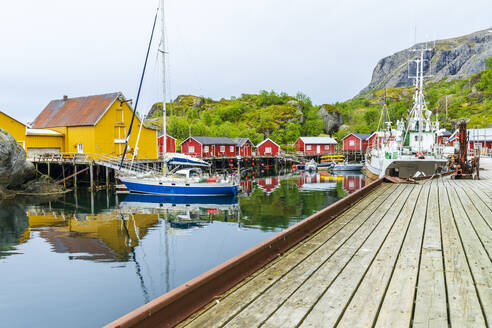 Norwegen, Nordland, Nusfjord, Fischerdorf auf der Insel Flakstadoya - STSF03389