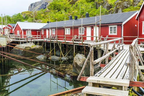 Norwegen, Nordland, Nusfjord, Stelzenhäuser im Fischerdorf - STSF03390