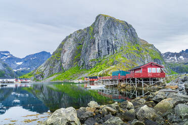 Norwegen, Nordland, Reine, Fischerdorf an der Küste der Insel Moskenesoya - STSF03394