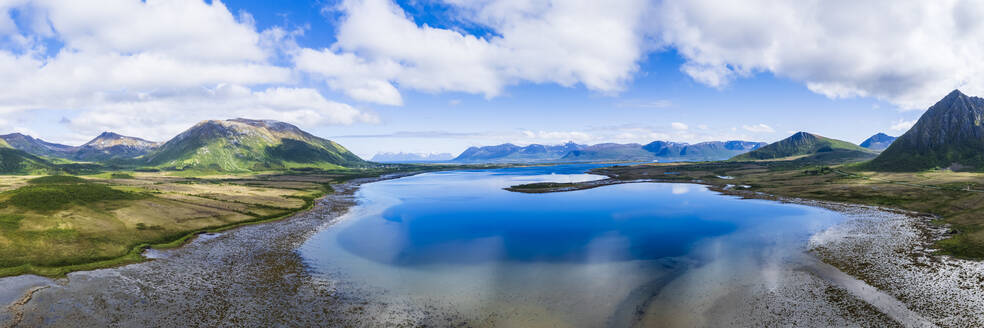 Norwegen, Nordland, Drohnenpanorama der malerischen Küstenlinie der Insel Andoya - STSF03399