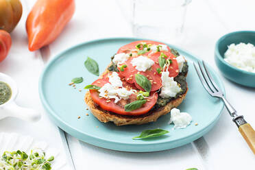 Draufsicht auf Caprese-Toast, serviert auf einem Holztisch - ADSF36156