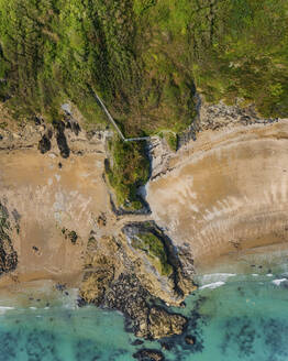Luftaufnahme der Waldstufen hinunter zum Polstreath Beach mit türkisfarbenem Meer, Polstreath Beach, Mevagissey, Cornwall, Vereinigtes Königreich. - AAEF15097
