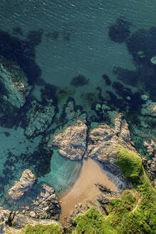 Luftaufnahme von Secret Cove bei Ebbe mit türkisfarbenem Meer, von einem Aussichtspunkt von oben, Polkerris Cornwall, England, Vereinigtes Königreich. - AAEF15106