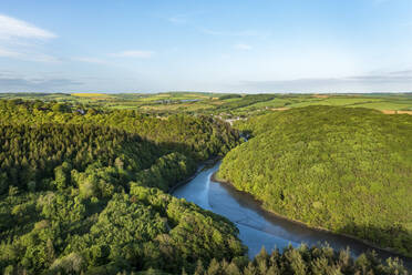 Luftaufnahme mit Blick auf den Fluss Lerryn über den Baumkronen bei Sonnenuntergang, Lostwithiel, Lerryn, Cornwall, Vereinigtes Königreich. - AAEF15111